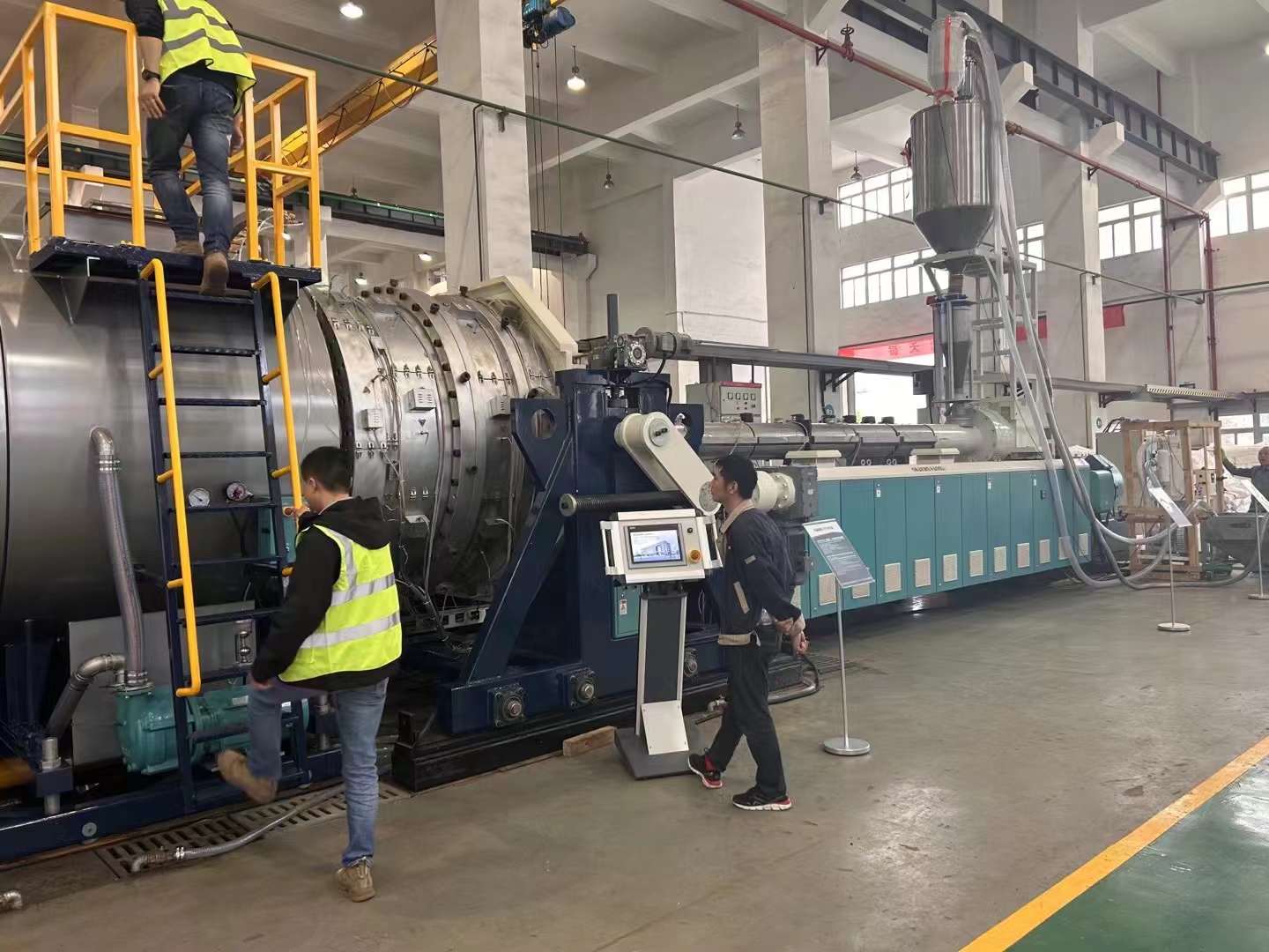 Kluczowe punkty dotyczące sprzętu rozruchowego i technologii produkcji rur PE o dużych średnicach powyżej 2000 mm